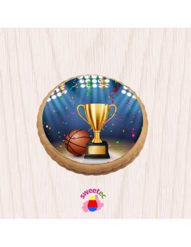 6.5cm chocolate biscuit with edible print of a golden trophy with a basketball, on a wooden background with the Sweetec logo. Id