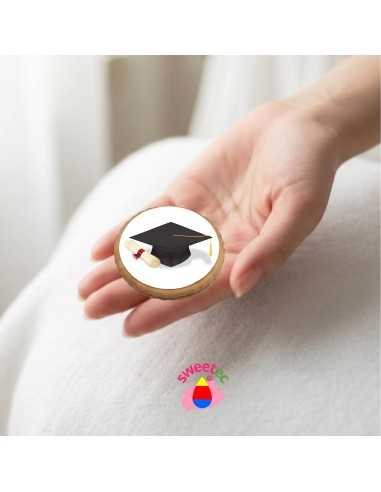 6.5cm chocolate biscuit with edible print of a graduation cap and diploma, held in hand. Ideal for graduation parties and academ